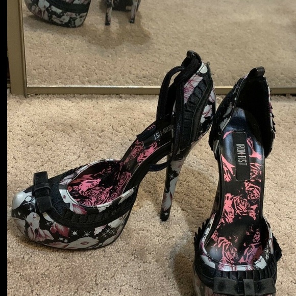 Shoes - Heals size 7 take all for 60$